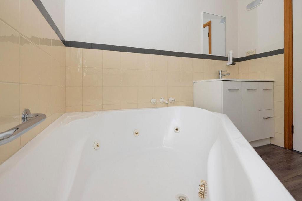 Kitty'S Cottages - Managed By Big4 Strahan Holiday Retreat Εξωτερικό φωτογραφία