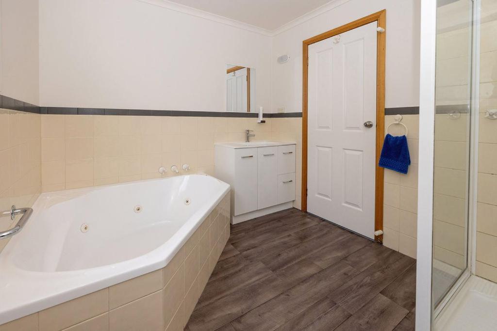 Kitty'S Cottages - Managed By Big4 Strahan Holiday Retreat Εξωτερικό φωτογραφία